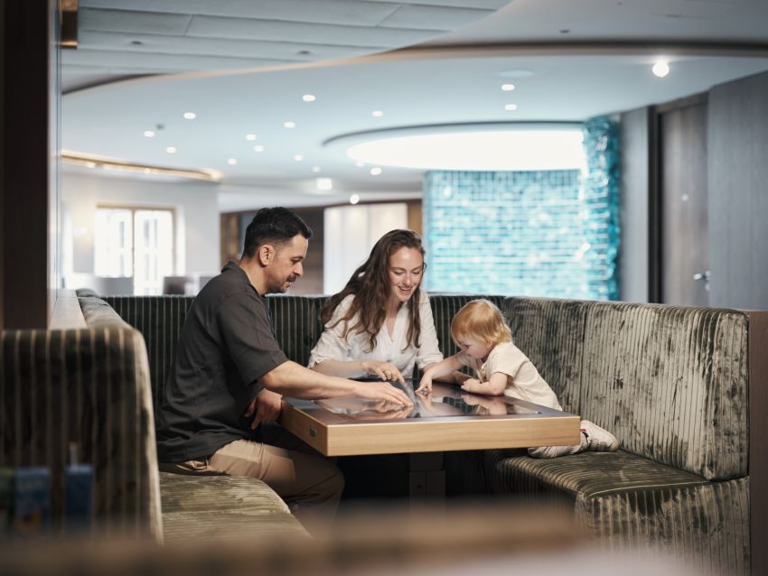 Spieletisch mit Familie Spieletisch mit Familie