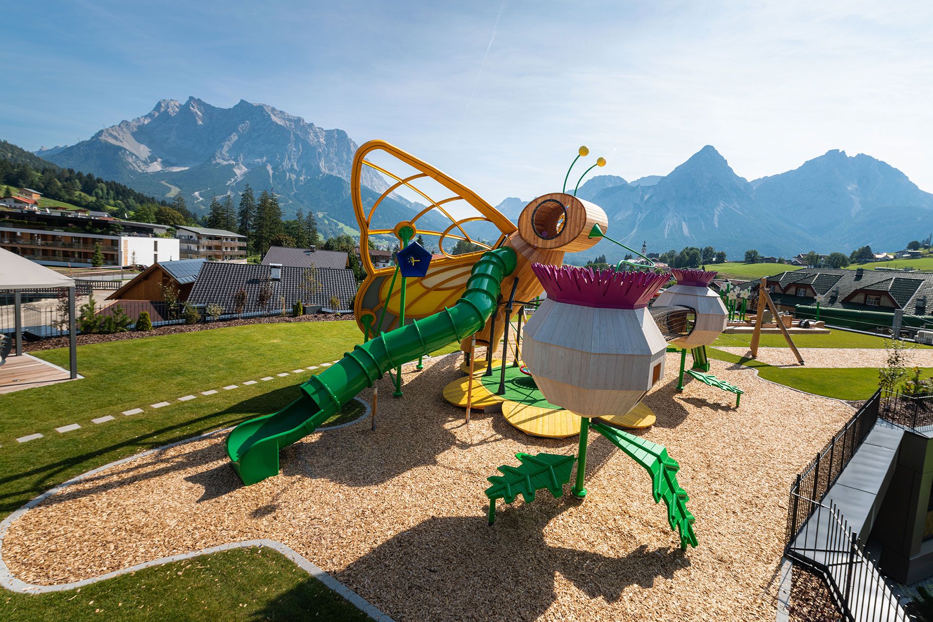 Großer Outdoor-Spielplatz mit atemberaubendem Bergpanorama im Hintergrund. Großer Outdoor-Spielplatz mit atemberaubendem Bergpanorama im Hintergrund.