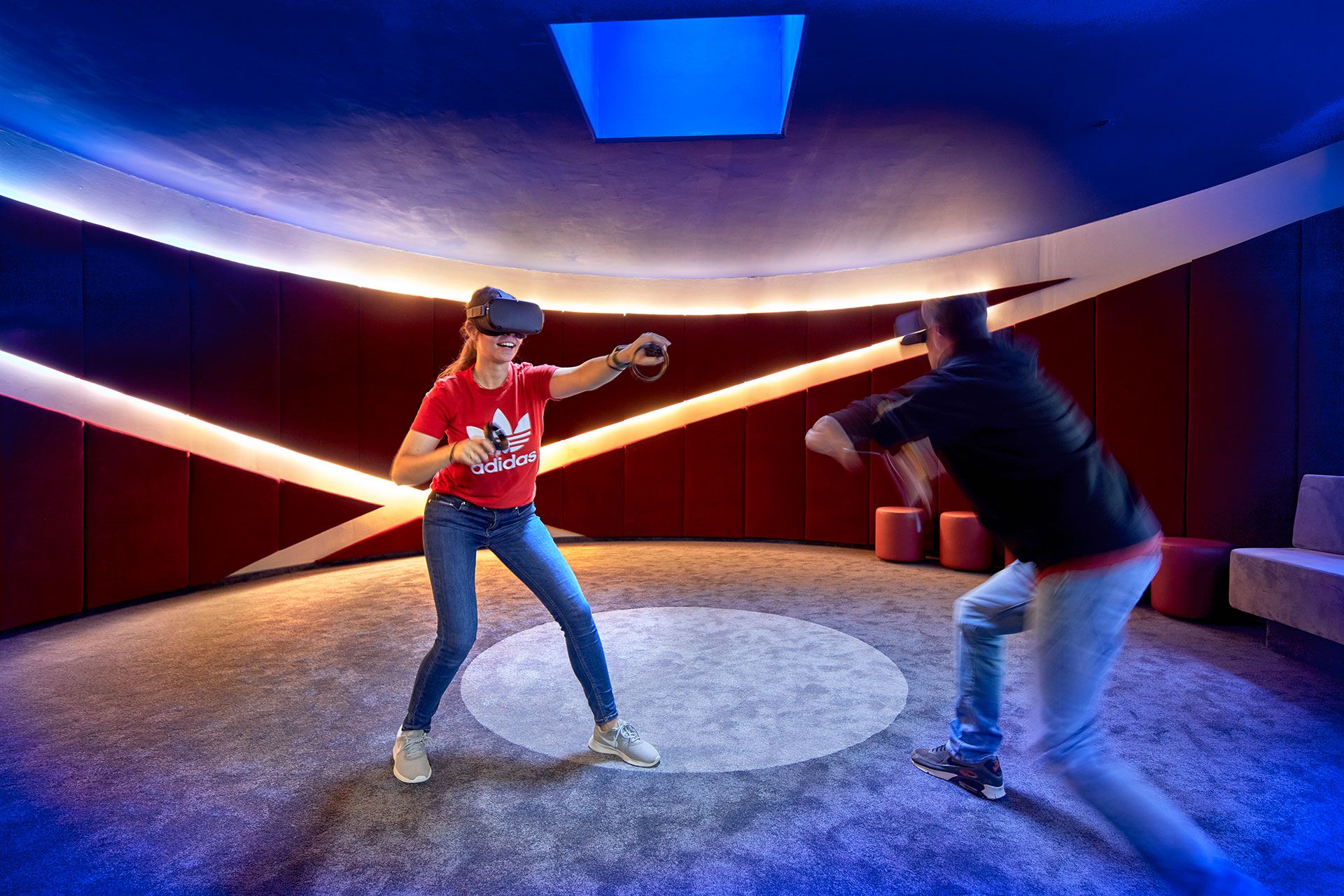 Virtual-Reality-Raum mit zwei Personen, die eine VR-Brille anhaben und spielen. Virtual-Reality-Raum mit zwei Personen, die eine VR-Brille anhaben und spielen.