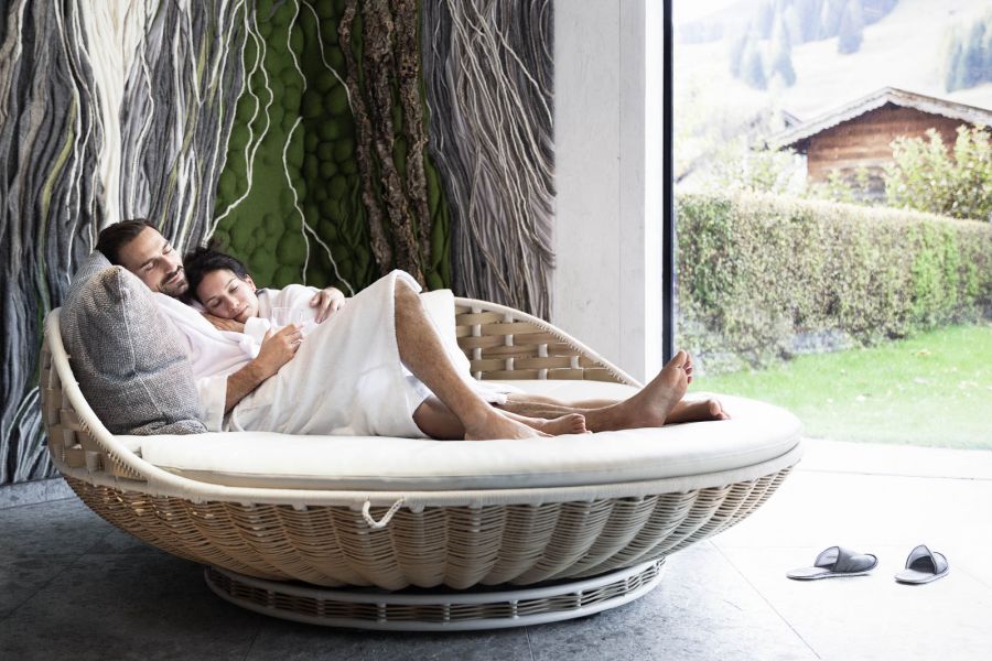 Paar entspannt gemeinsam im Private Spa