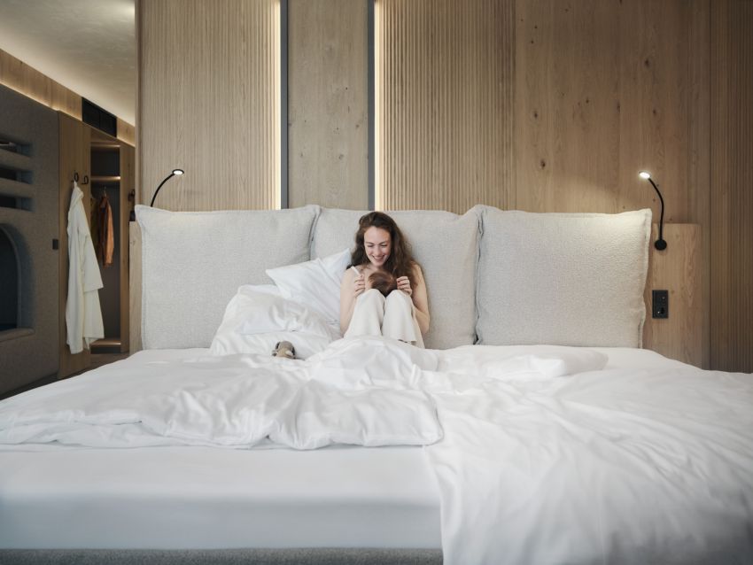 Mama in Familienbett mit Baby Mama in Familienbett mit Baby