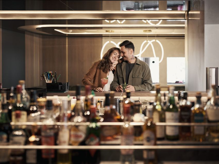 Eltern an einer Hotelbar Eltern an einer Hotelbar