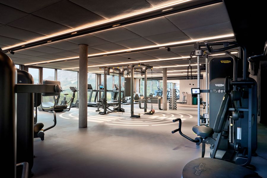Großer und lichtdurchfluteter Fitnessraum mit zahlreichen Sportgeräten. Großer und lichtdurchfluteter Fitnessraum mit zahlreichen Sportgeräten.