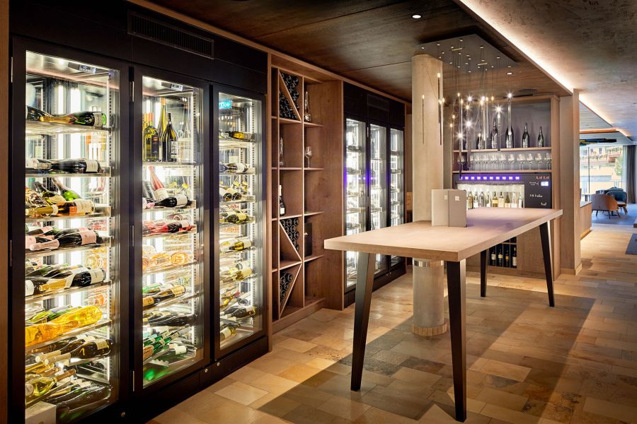 Blick in eine moderne Vinothek mit großen Weinkühlschränken, im Hintergrund Sitzmöglichkeiten. Blick in eine moderne Vinothek mit großen Weinkühlschränken, im Hintergrund Sitzmöglichkeiten.